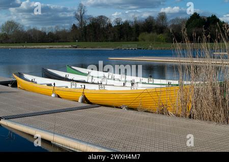 Dorney, Buckinghamshire, Regno Unito. 30 marzo 2024. Barche Dragon ormeggiate sul lago Dorney. Oggi è stata una bella giornata di sole al lago Dorney nel Buckinghamshire. Dorney Lake è utilizzato dai ragazzi dell'Eton College per remare, ma ha anche ospitato le Olimpiadi del 2012. Crediti: Maureen McLean/Alamy Live News Foto Stock