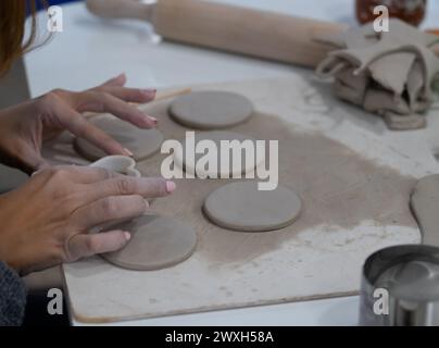 Le mani di una donna fanno la ceramica in un laboratorio Foto Stock