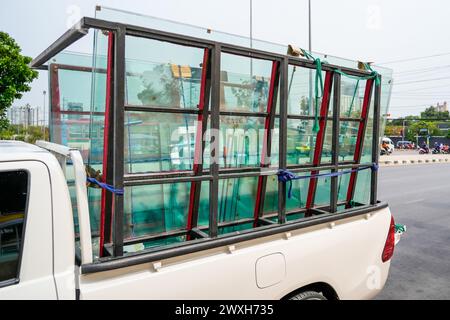 Lastre di vetro per vetrina caricate sul retro di un camion, per il trasporto della consegna e dell'installazione in loco, la consegna di carichi fragili Foto Stock