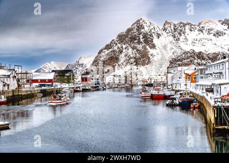 Porto di Lofoten Henningsvaer e case rosse, Norvegia Foto Stock