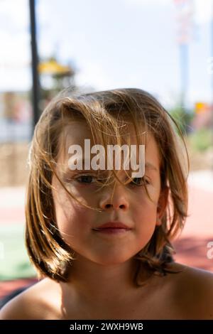 Ritratto di un ragazzo biondo con lunghi capelli sbiancati Foto Stock