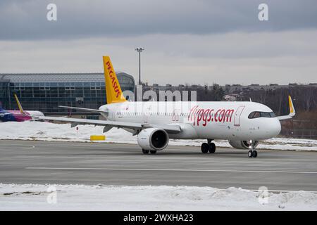 Pegasus Airlines Airbus A321 NEO della compagnia aerea low-cost turca che prende il volo da Leopoli per Istanbul Foto Stock