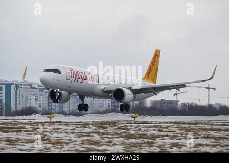 L'Airbus A321 NEO della compagnia aerea low-cost turca Pegasus Airlines atterra a Leopoli dopo un volo da Istanbul Foto Stock