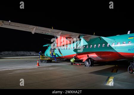 Primo piano di Windrose Airlines ATR 72-600 di una compagnia aerea Ucraina parcheggiata a Leopoli di notte Foto Stock