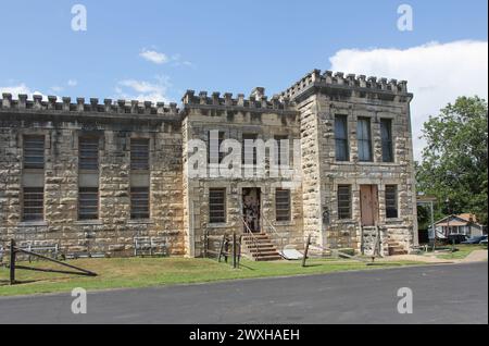 Edificio in pietra con numerose finestre e cancello anteriore Foto Stock