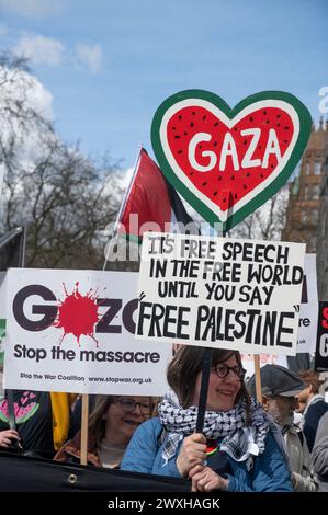 Il 30 marzo 2024 migliaia di persone marciarono da Russell Square a Trafalgar Square a sostegno della Palestina, chiedendo un cessate il fuoco e la fine di t Foto Stock