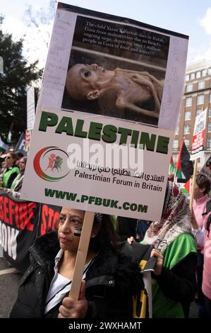 Il 30 marzo 2024 migliaia di persone marciarono da Russell Square a Trafalgar Square a sostegno della Palestina, chiedendo un cessate il fuoco e la fine di t Foto Stock