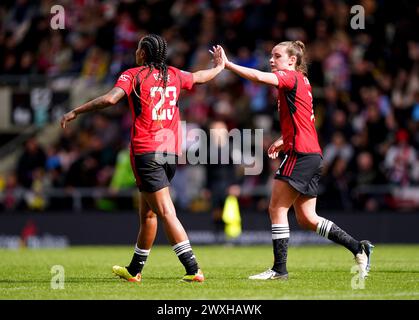 Ella Toone (a destra) del Manchester United festeggia con la compagna di squadra Geyse dopo aver segnato il terzo gol della loro squadra durante la partita di Barclays Women's Super League Leigh Sports Village. Data foto: Domenica 31 marzo 2024. Foto Stock