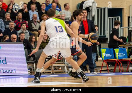 LEIDA, PAESI BASSI - MARZO 30: Luuk van Bree della ZZ Leiden, Antony Cambo della RSW Liege Basket durante il BNXT League Elite Gold match tra Zorg en Z Foto Stock