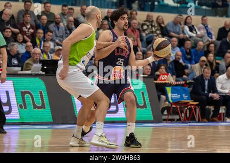 LEIDEN, PAESI BASSI - MARZO 30: Marijn Ververs di ZZ Leiden, Antony Cambo del RSW Liege Basket durante il BNXT League Elite Gold match tra Zorg en Foto Stock