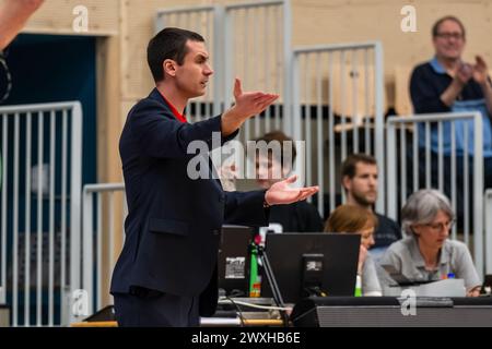 LEIDEN, PAESI BASSI - MARZO 30: Il capo-allenatore Alexandre Zampier del RSW Liege Basket durante il BNXT League Elite Gold match tra Zorg en Zekerheid Leid Foto Stock