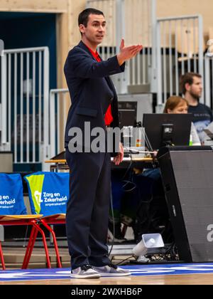 LEIDEN, PAESI BASSI - MARZO 30: Il capo-allenatore Alexandre Zampier del RSW Liege Basket allena i suoi giocatori durante il match d'oro della BNXT League Elite tra Zo Foto Stock