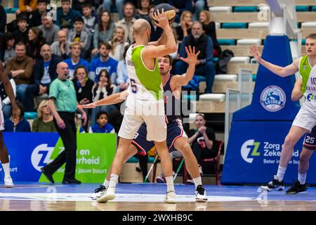 LEIDEN, PAESI BASSI - MARZO 30: Marijn Ververs di ZZ Leiden, Bram Bogaerts di RSW Liege Basket blocca la palla durante il BNXT League Elite Gold Match Foto Stock