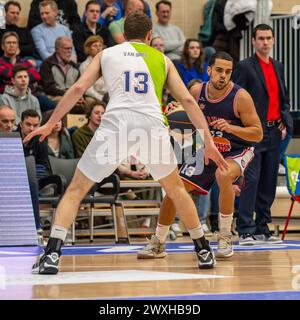 LEIDA, PAESI BASSI - MARZO 30: Luuk van Bree di ZZ Leiden, Engel Rodriguez della RSW Liege Basket, capo allenatore Alexandre Zampier della RSW Liege Basket durin Foto Stock