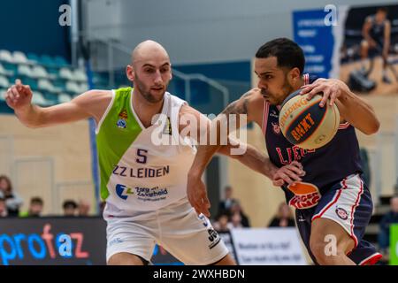 LEIDEN, PAESI BASSI - MARZO 30: Marijn Ververs di ZZ Leiden, Engel Rodriguez del RSW Liege Basket durante il BNXT League Elite Gold match tra Zorg Foto Stock