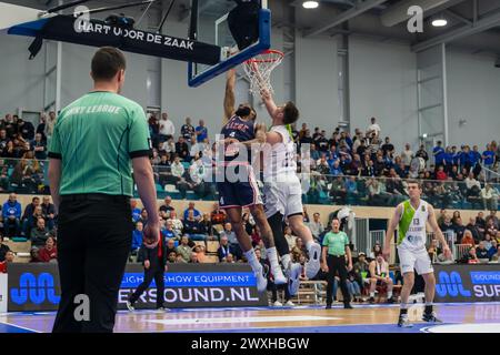 LEIDEN, PAESI BASSI - MARZO 30: Jamelle Hagins del RSW Liege Basket va al cestino Brock Gardner della ZZ Leiden cerca di bloccare durante la BNXT League Foto Stock