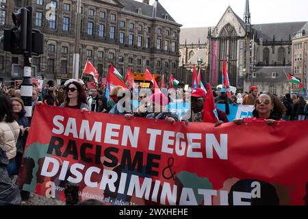 Parte anteriore della marcia in occasione della giornata internazionale contro il razzismo e la discriminazione del 21 marzo Comite ad Amsterdam Paesi Bassi 23-3-2024 Foto Stock