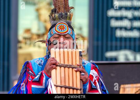 Blackpool, Lancashire. Pan Pipes Foreign Street Aztec Flute Musicians in National Costume suonando strumenti sudamericani. Musicista soul busker, strumento a canne, musica, suonare flauto, fischiare, musical, pan, sound, bamboo soffiato, indiano, peruviano, etnico, nativo, pan pipe, persone in costume tradizionale a Blackpoool, Regno Unito Foto Stock