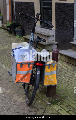 Post.nl bicicletta ad Amsterdam Paesi Bassi 26-3-2024 Foto Stock