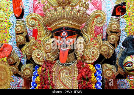 Idolo della dea Maa Kali in un puja pandal decorato a Calcutta, Bengala Occidentale, India. Kali puja, noto anche come Shyama Puja, è un famoso festival religioso Foto Stock