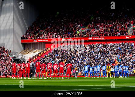 Giocatori e tifosi osservano un minuto di silenzio in memoria dell'ex giocatore del Liverpool Larry Lloyd prima della partita di Premier League ad Anfield, Liverpool. Data foto: Domenica 31 marzo 2024. Foto Stock