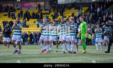 Stadio Almondvale, Livingston, Scozia. 31 marzo 2024; 31 marzo 2024; Almondvale Stadium, Livingston, Scozia: Scottish Premiership Football, Livingston contro Celtic; i giocatori del Celtic applaudono i tifosi Foto Stock