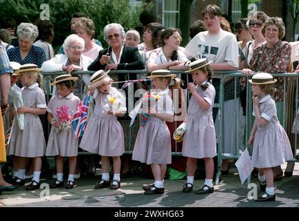 Stanco di aspettare! Le studentesse che indossano barche che sembrano annoiate mentre aspettano una visita reale da parte di sua Maestà la Regina Elisabetta nel 1994 Foto Stock