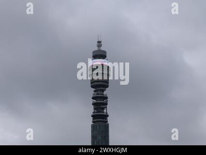 Londra, Inghilterra, 31 marzo 2024. La mattina della domenica di Pasqua, le parole "buona Pasqua" sono state esposte sulla torre BT. Il cielo circostante è scuro e nuvoloso. Crediti: Ben Shaw/Alamy Live News Foto Stock