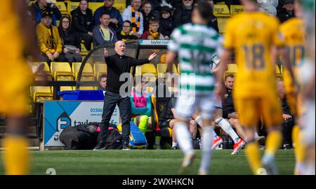 Stadio Almondvale, Livingston, Scozia. 31 marzo 2024; 31 marzo 2024; Almondvale Stadium, Livingston, Scozia: Scottish Premiership Football, Livingston contro Celtic; Livingston Manager David Martindale urla ai suoi giocatori Foto Stock