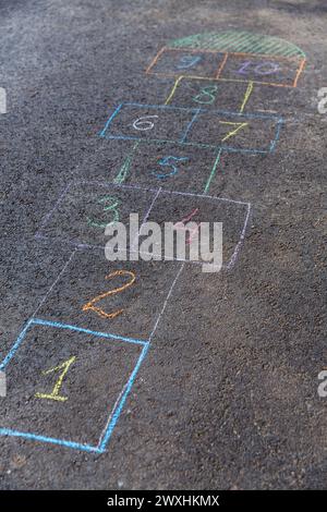 trafilatura a gesso con hopscotch su pavimentazione asfaltata Foto Stock