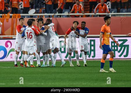 Jinan, la provincia cinese di Shandong. 31 marzo 2023. I giocatori dello Shanghai Shenhua celebrano il punteggio ottenuto durante la stagione 2024 della Chinese Football Association Super League (CSL), partita del terzo turno tra Shangdong Taishan e Shanghai Shenhua a Jinan, nella provincia di Shandong, nella Cina orientale, 31 marzo 2023. Crediti: Zhu Zheng/Xinhua/Alamy Live News Foto Stock