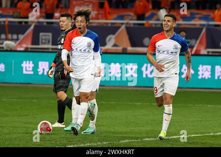 Jinan, la provincia cinese di Shandong. 31 marzo 2023. Xu Haoyang (2° R) di Shanghai Shenhua celebra il punteggio con i suoi compagni di squadra durante la partita del terzo turno della Chinese Football Association Super League (CSL) 2024 tra Shangdong Taishan e Shanghai Shenhua a Jinan, nella provincia di Shandong, nella Cina orientale, il 31 marzo 2023. Crediti: Zhu Zheng/Xinhua/Alamy Live News Foto Stock