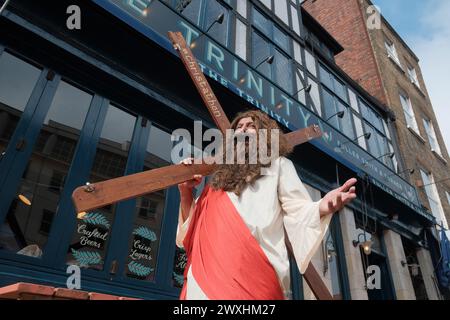 Londra, Regno Unito. 31 marzo 2024. Con un tocco unico sui tradizionali pub crawls, Christathon invita i partecipanti a indossare un abbigliamento a tema Gesù. Il pub crawl, che inizia al Trinity su Borough High Street, si dirige verso Trafalgar Square prima di terminare alla Silver Cross a Whitehall. Questo evento, che ricorda il SantaCon ma con un tocco biblico, vede i partecipanti godersi il cameratismo e lo spirito festivo in modo divertente e non convenzionale. (Foto di Joao Daniel Pereira/Sipa USA) credito: SIPA USA/Alamy Live News Foto Stock