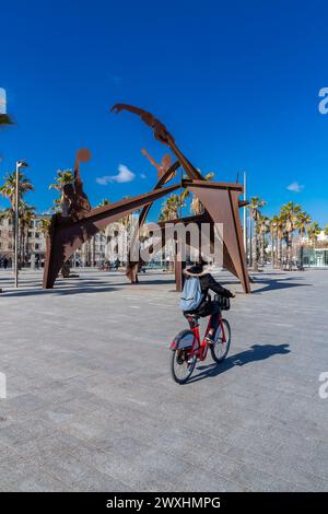 Barcellona, Spagna - FEB 10, 2022: Scultura moderna di Alfredo Lanz dal 2004, intitolata Tribute to the Swimming, Homenaje a la Natacio at Barceloneta Beac Foto Stock