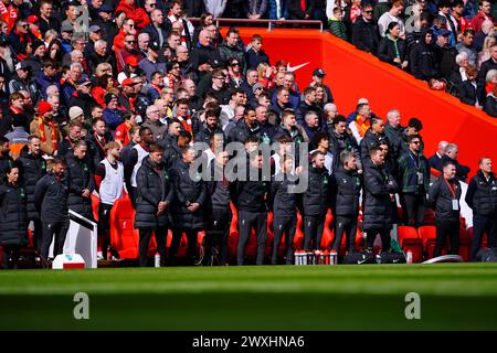 Giocatori, staff e tifosi osservano un minuto di silenzio in memoria dell'ex giocatore del Liverpool Larry Lloyd prima della partita di Premier League ad Anfield, Liverpool. Data foto: Domenica 31 marzo 2024. Foto Stock