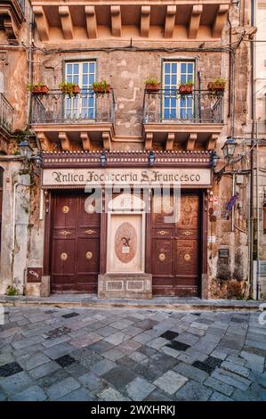 Palermo, Italia - 2 gennaio 2024: Ingresso al ristorante Antica Focacceria San Francesco con cucina tipica siciliana Famouse storico caffè resta Foto Stock