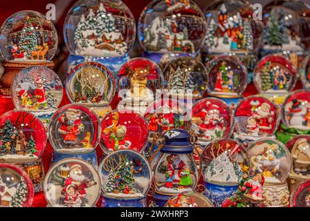 TIMISOARA, ROMANIA - 11 DICEMBRE 2016: Bancarelle con decorazioni natalizie tradizionali esposte in vendita e atmosfera notturna specifica a Natale Foto Stock