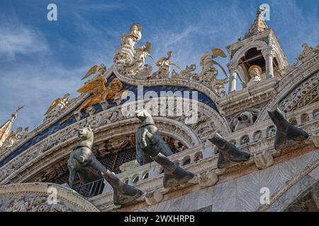 VENEZIA, ITALIA - 17 MARZO 2023: Veduta del balcone della Cattedrale di San Marco (Basilica di San Marco) con le repliche di San Marco I cavalli di Mark in prima linea Foto Stock