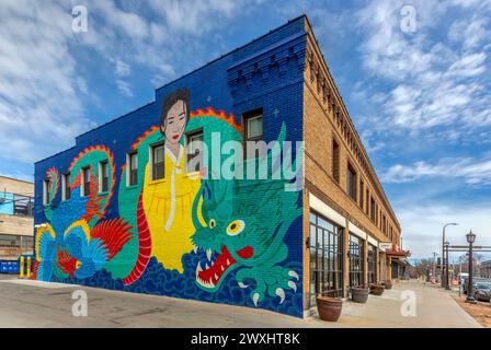 2023 il murale Guardians of the Flame di Julia Chon (Kimchi Juice) sul lato del ristorante Ann Kim's a Uptown, Minneapolis, Minnesota. "Guardiani di t Foto Stock