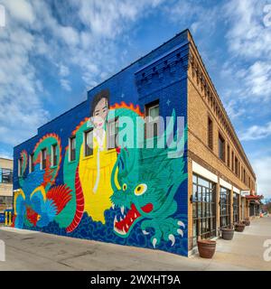 2023 il murale Guardians of the Flame di Julia Chon (Kimchi Juice) sul lato del ristorante Ann Kim's a Uptown, Minneapolis, Minnesota. "Guardiani di t Foto Stock