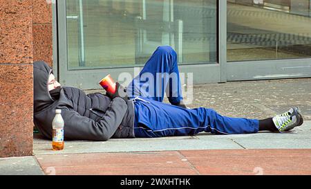 Glasgow, Scozia, Regno Unito. 31 marzo 2024: Regno Unito Meteo: Il clima soleggiato previsto per Pasqua nel centro della città è apparso con gente del posto e turisti per le strade della città. Credit Gerard Ferry/Alamy Live News Foto Stock