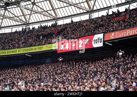 Rotterdam, Paesi Bassi. 31 marzo 2024. ROTTERDAM, PAESI BASSI - MARZO 31: Tabellone segnapunti per 4-2, con tribune complete all'interno dello stadio durante la partita olandese Eredivisie tra il Feyenoord e l'FC Utrecht allo Stadion Feijenoord il 31 marzo 2024 a Rotterdam, Paesi Bassi. (Foto di Rene Nijhuis/Orange Pictures) credito: Orange Pics BV/Alamy Live News Foto Stock