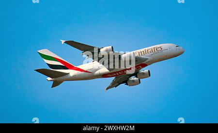 Glasgow, Scozia, Regno Unito. 31 marzo 2024: Regno Unito Meteo: Tempo soleggiato previsto per Pasqua in città con il viaggio della domenica di pasqua a dubai sul più grande aereo commerciale a380 emirates a dubai dall'aeroporto di glasgow. Credit Gerard Ferry/Alamy Live News Foto Stock