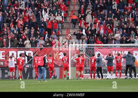 Enschede, Paesi Bassi. 31 marzo 2024. ENSCHEDE, PAESI BASSI - MARZO 31: I giocatori del FC Twente celebrano la vittoria con i tifosi del Twente durante la partita olandese Eredivisie tra FC Twente e Heracles Almelo al Grolsch veste il 31 marzo 2024 a Enschede, Paesi Bassi. (Foto di Ben Gal/Orange Pictures) credito: Orange Pics BV/Alamy Live News Foto Stock