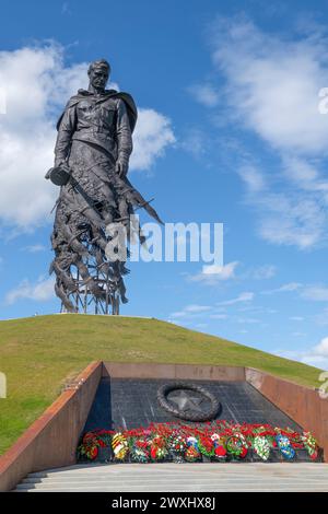 RZHEV, RUSSIA - 15 LUGLIO 2022: Al memoriale dei soldati sovietici morti durante la grande Guerra Patriottica in un giorno di luglio Foto Stock
