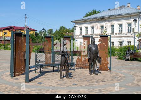 USTYUZHNA, RUSSIA - 4 AGOSTO 2022: Composizione scultorea urbana basata sulla commedia "l'ispettore generale" di N.V. Gogol in una giornata estiva di sole Foto Stock