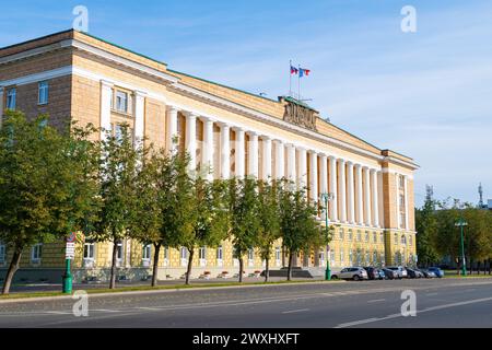 VELIKY NOVGOROD, RUSSIA - 15 LUGLIO 2023: Veduta dell'edificio governativo della regione di Novgorod in una soleggiata mattinata di luglio Foto Stock