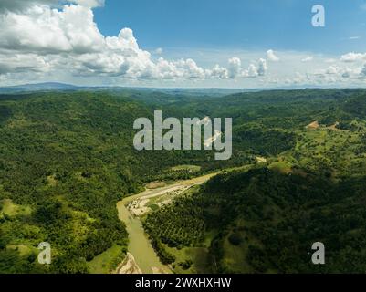 Vista dall'alto dell'area rurale con terreni agricoli e risaie ai tropici. Negros, Filippine Foto Stock