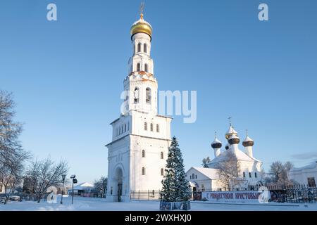 ZAVIDOVO, RUSSIA - 07 GENNAIO 2024: Veduta del campanile del complesso del tempio di Zavidovo in un giorno gelido di gennaio. Regione Tver Foto Stock