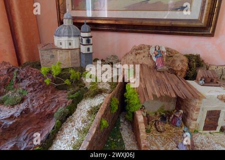 Presepe modello in una casa a Montefiascone, regione Lazio, Italia. 31 marzo 2024 Foto Stock